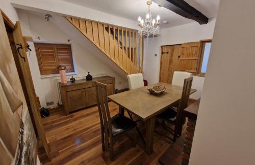 Hale Village Casa | Lennon cottage