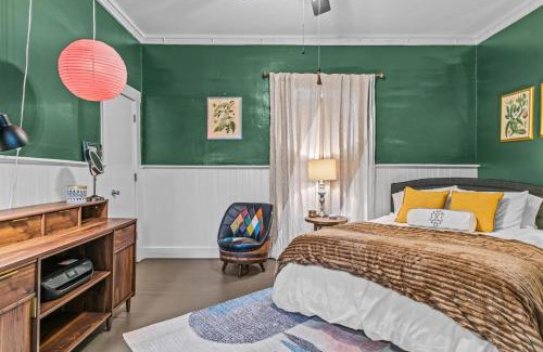 Athens Casa | Lenoir Cottage w covered patio and fire pit