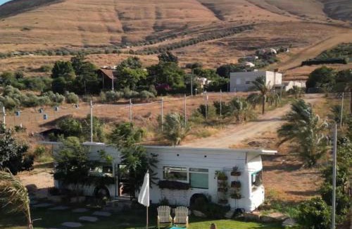 Menahemia Otro | Leobus-לאו באס