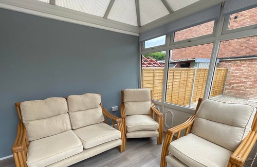 Leominster Casa | Leominster 3 Bedroom House, Parking Garden Private