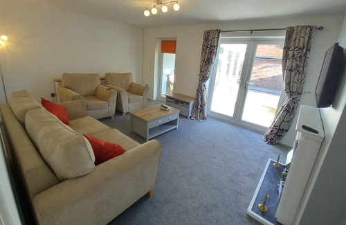 Leominster Casa | Leominster 3 Bedroom House, Parking Garden Private