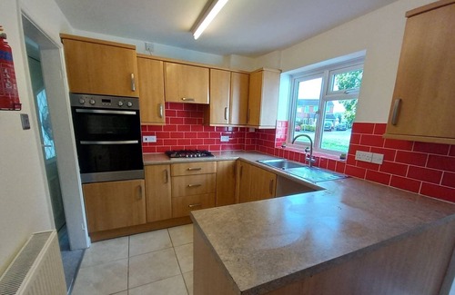 Leominster Casa | Leominster 3 Bedroom House, Parking Garden Private