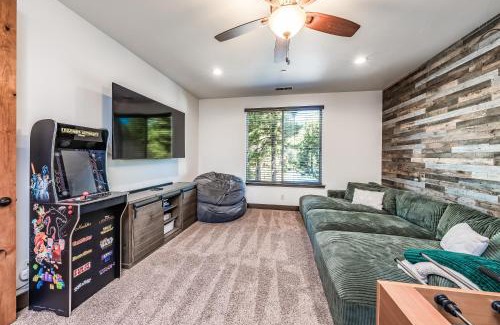 Shaver Lake Casa | Leopard Lily Lodge Luxe Stays 2 Suites Ac