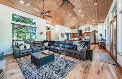 Shaver Lake Cabina | Leopard Lily Lodge ~ Luxe Stays: 2 Suites + AC