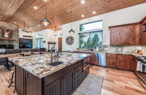 Shaver Lake Cabina | Leopard Lily Lodge ~ Luxe Stays: 2 Suites + AC
