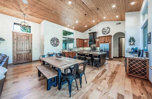 Shaver Lake Cabina | Leopard Lily Lodge ~ Luxe Stays: 2 Suites + AC