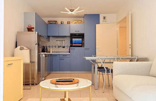 Cannes Apartamento | Les 3 Îles Location. Air-conditioned apartment 50m from Juan Les Pins beaches