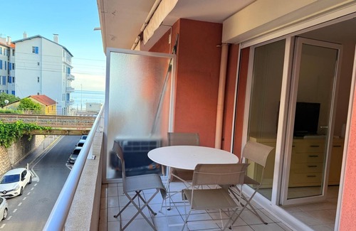 Cannes Apartamento | Les 3 Îles Location. Air-conditioned apartment 50m from Juan Les Pins beaches