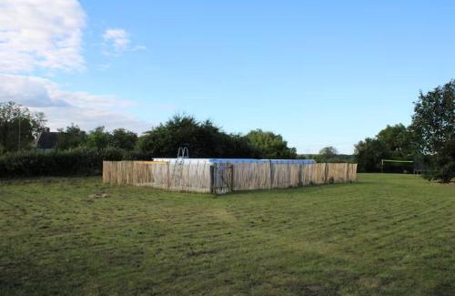 Corgengoux Casa | Les Blés Dorés et Les Graines de Lin, 2 gîtes à la Ferme avec moutons et piscine, à côté de Beaune