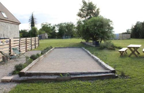Corgengoux Casa | Les Blés Dorés et Les Graines de Lin, 2 gîtes à la Ferme avec moutons et piscine, à côté de Beaune