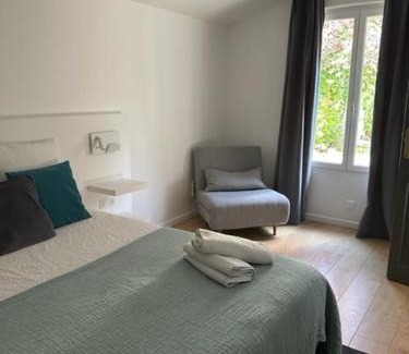 Crevecœur-en-Brie Casa | LES DOUVES, charmante dépendance du château