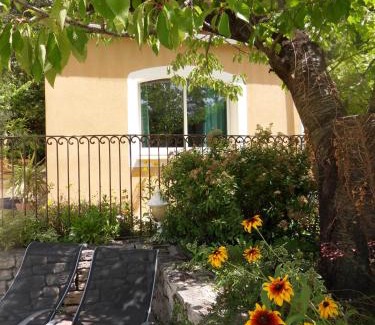 Eyragues Casa | Les Hauts d'Eyragues gîte Aigue Marine Meublé classé 4 étoiles