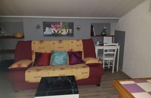 La Celle-sous-Gouzon Apartamento | Les Marronniers Charmant petit appartement a La Tour d'Aigues Vaucluse