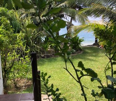 Parea Casa | Les pieds dans l’eau à huahine. Maison climatisée