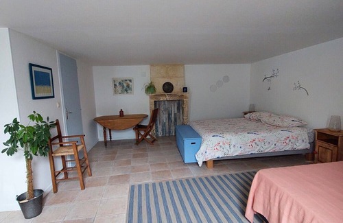 Saint-Romain-de-Benet Cama Y Desayuno | Les Primevères Guest Room – Welcome and Comfort in Saint-Romain-de-Benet