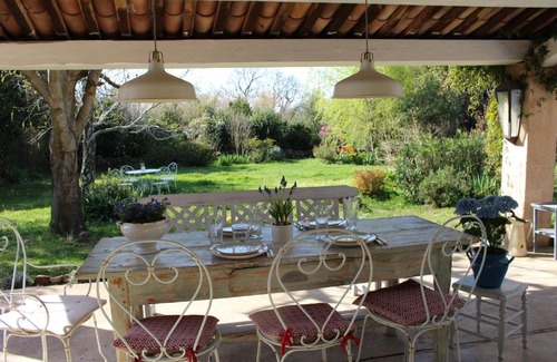 La Bruguiere Cama Y Desayuno | Les Romarins B&B, 10 min d'Uzès, piscine et grand jardin, Table d'hôte