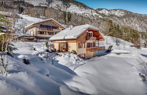 Thones Chalet De Esquí | chalet de 4 estrellas, vistas impresionantes, jacuzzi al aire libre, Wi-Fi - OVO Red
