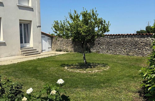 Pere Casa | Les rosiers welcomes you for 8 people Cosy house near La Rochelle