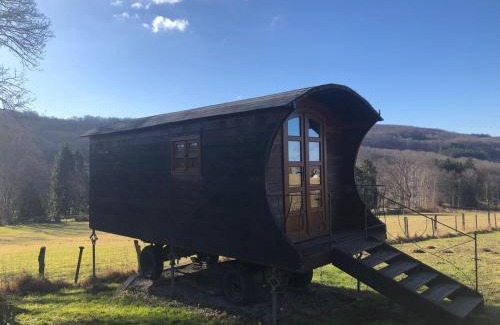 Moux-en-Morvan Otro | Les roulottes de cirque Les Settons