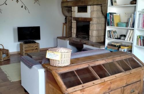 Saint-Clement-de-Regnat Casa | Les volets rouges
