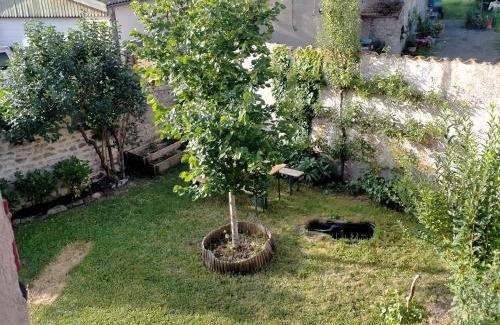 Saint-Clement-de-Regnat Casa | Les volets rouges
