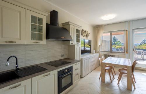 Lesa Apartamento | Lesa, Jacuzzi with Lakeview