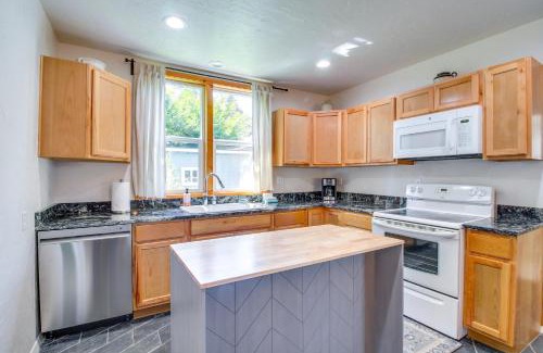 Bandon Casa | Less Than 1 Mi to Coquille River Cottage with Private Yard!