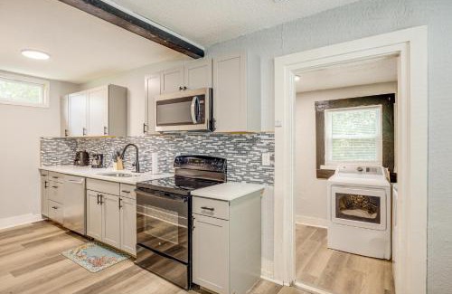 Urban Core Casa | Less Than 1 Mi to EverBank Stadium Retreat with Yard!