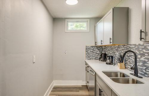 Urban Core Casa | Less Than 1 Mi to EverBank Stadium Retreat with Yard!