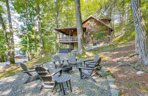 Greentown Casa | Less Than 1 Mi to Lake Cabin with Hot Tub in Greentown!