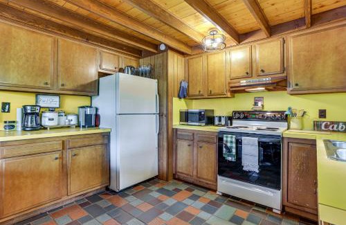Greentown Casa | Less Than 1 Mi to Lake Cabin with Hot Tub in Greentown!