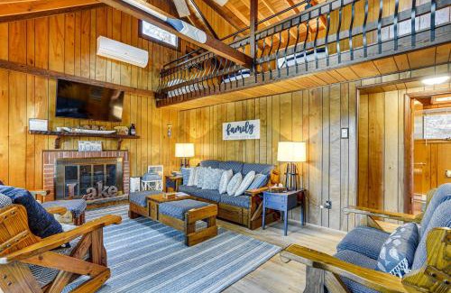 Greentown Casa | Less Than 1 Mi to Lake Cabin with Hot Tub in Greentown!