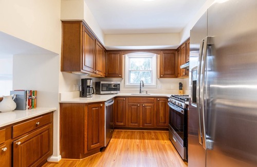 Annapolis Casa | Less than 1 mile to Navy Stadium, Fenced-in Yard and Dog-Friendly Home