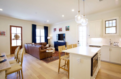 Oxford Cabaña | Less than 1 Mile to the Square! Outdoor Fireplace & Grill + 2 King Suites!