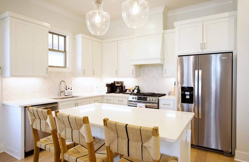 Oxford Cabaña | Less than 1 Mile to the Square! Outdoor Fireplace