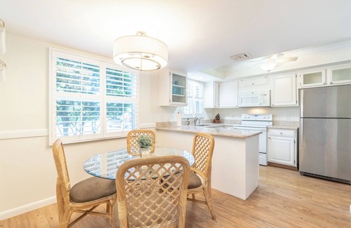 Moorings Condominio | Less than 2 miles to the beach! West of 41 condo with pool and hot tub!