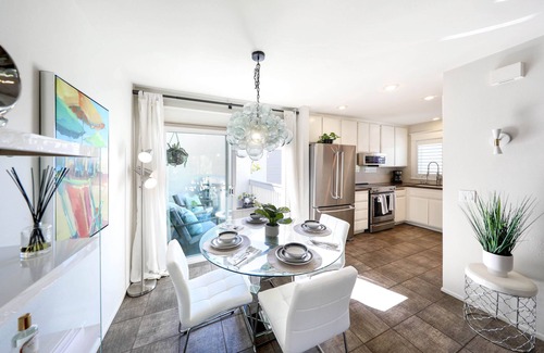 Dana Point Condominio | Less than 5 min stroll across to the ocean! Top-Level Unit. Quiet Location.