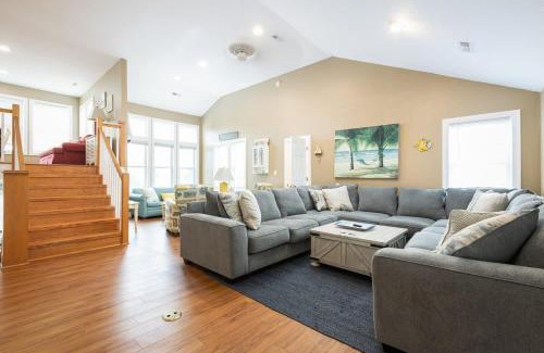 Whalehead Beach Casa | Less than 5min Walk to Beach with Pool Fire Pit