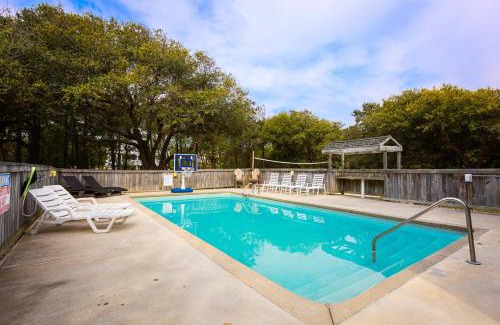 Whalehead Beach Casa | Less than 5min Walk to Beach with Pool Fire Pit