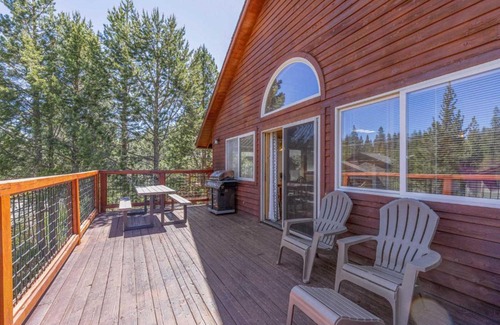 Truckee Casa | Less Than 8 Mi to Donner Lake Home with Deck and Balcony!
