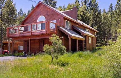 Truckee Casa | Less Than 8 Mi to Donner Lake Home with Deck and Balcony!