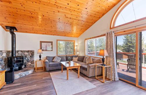 Truckee Casa | Less Than 8 Mi to Donner Lake Home with Deck and Balcony!