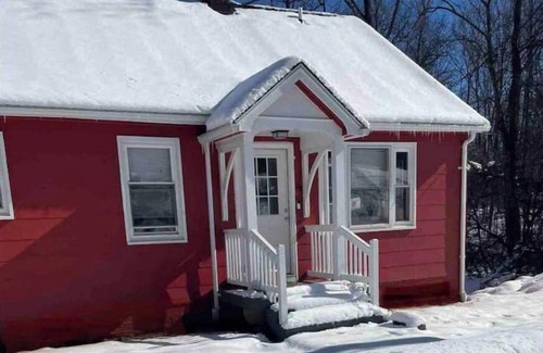 Highland Falls Cabaña | Less than a mile from West Point! Lovely Cape Cod alongside a rolling brook.