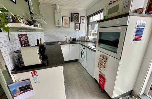 Grimsby Chalet De Esquí | Less than a minute from the beach. Sleeps 5, dog friendly. Kick back and relax.