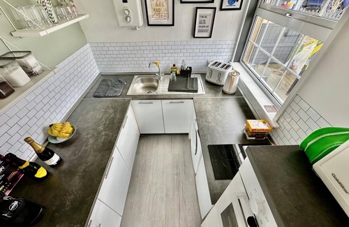 Grimsby Chalet De Esquí | Less than a minute from the beach. Sleeps 5, dog friendly. Kick back and relax.