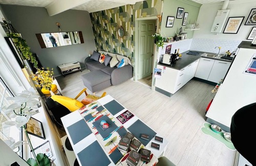 Grimsby Chalet De Esquí | Less than a minute from the beach. Sleeps 5, dog friendly. Kick back and relax.