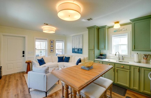 Pass Christian Casa | Less Than half Mi to Beach Gem with Lanai in Pass Christian