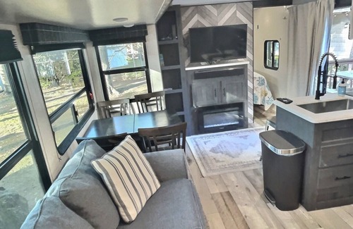 Myrtle Beach Alquiler De RV | Let's Go Glamping! Site 8047 - Ocean Lakes 2BR/1BA Camper with large deck