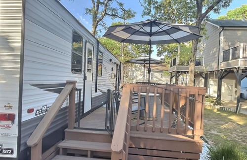 Myrtle Beach Alquiler De RV | Let's Go Glamping! Site 8047 - Ocean Lakes 2BR/1BA Camper with large deck