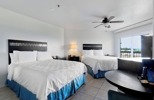 Crystal Harbour Complejo | Let's Runaway to the Island! Oceanfront Property, Pool Access, Close to Seven Mile Beach